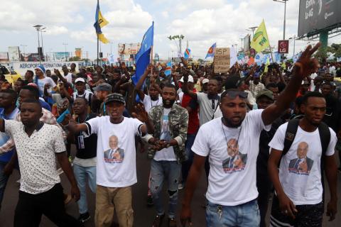 Supporters of Congolese opposition presidential candidate Martin Fayulu chant slogans as they welcome him at N'djili International Airport in Kinshasa, Democratic Republic of Congo, November 21, 2018. PHOTO BY REUTERS/Kenny Katombe