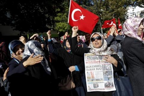 Supporters of Gulen movement shout slogans during a protest outside the Kanalturk and Bugun TV building in Istanbul, Turkey, October 28, 2015. PHOTO BY REUTERS/Murad Sezer