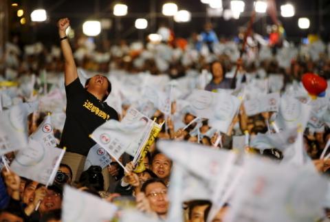 A supporter of Democratic Progressive Party (DPP) Chairperson and presidential candidate Tsai Ing-wen celebrates to preliminary results at their party headquarters in Taipei, Taiwan, January 16, 2016. PHOTO BY REUTERS/Damir Sagolj