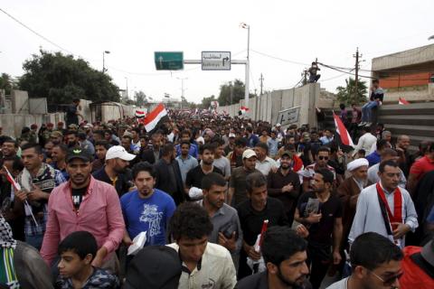 Supporters of prominent Iraqi Shi'ite cleric Moqtada al-Sadr shout slogans during a protest against government corruption, in the streets outside Baghdad's heavily fortified Green Zone in Iraq, March 25, 2016. PHOTO BY REUTERS/Khalid al Mousily