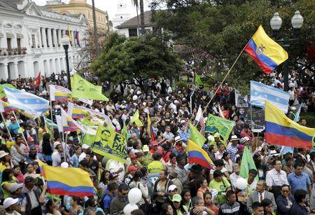 Supporters of Ecuador's President Rafael Correa gather outside the presidential palace as protesters were marching against Correa's government in Quito, Ecuador, July 2, 2015. PHOTO BY REUTERS/Guillermo Granja