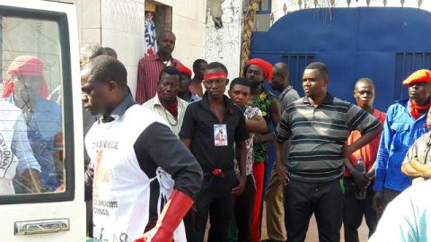 Supporters of Bundu dia Kongo (BDK), a religious cult, look on as Red Cross members remove dead bodies from Ne Muanda Nsemi's house in Ngaliema, Kinshasa, Democratic Republic of Congo, February 14, 2017. PHOTO BY REUTERS/Aaron Ross