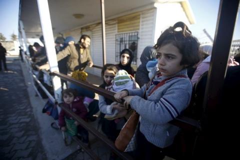 Syrians line up as they wait to cross into Syria at Oncupinar border crossing in the southeastern city of Kilis, Turkey, February 8, 2016. PHOTO BY REUTERS/Osman Orsal