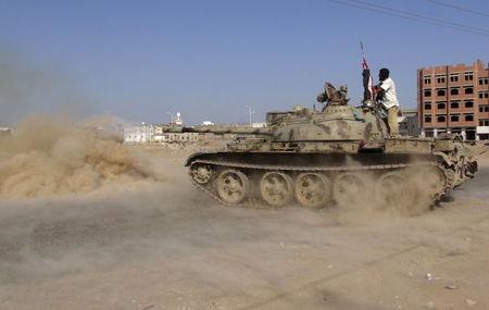 Members of the Southern Resistance Committees man a tank during clashes with Houthi fighters in Yemen's southern city of Aden, April 22, 2015. PHOTO BY REUTERS/Stringer
