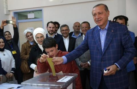 Turkish President Tayyip Erdogan (R) with his wife Emine casts his ballot at a polling station during a referendum in Istanbul, Turkey, April 16, 2017. PHOTO BY REUTERS/Murad Sezer