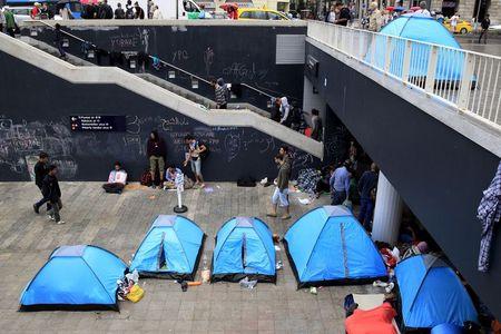 Migrants are seen at a makeshift camp at an underground station in front of Keleti railway station in Budapest, Hungary, September 4, 2015. PHOTO BY REUTERS/Bernadett Szabo