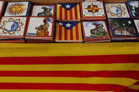 Tiles with the Estelada (Catalan separatist flag) are displayed on a table covered with a Catalan flag at an arts and craft market four days after the banned independence referendum, in Barcelona, Spain, October 5, 2017. PHOTO BY REUTERS/Susana Vera