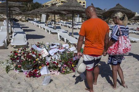 Tourists pay their respects in front of a makeshift memorial at the beach near the Imperial Marhaba resort, which was attacked by a gunman in Sousse, Tunisia, June 29, 2015. PHOTO BY REUTERS/Zohra Bensemra