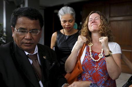 Tracy Bantleman (R), wife of Canadian teacher Neil Bantleman, reacts after their lawyer Hotman Paris Hutapea (L) reads papers from the high court in Jakarta, August 14, 2015. PHOTO BY REUTERS/Beawiharta