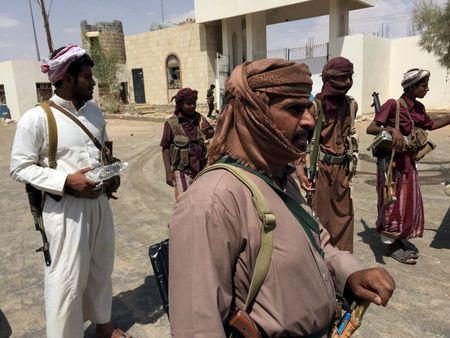 Tribesmen loyal to Yemen's government gather outside a locan government headquarters in Marib city, the provincial capital of the central Yemeni province of Marib, September 17, 2015. PHOTO BY REUTERS/Noah Browning