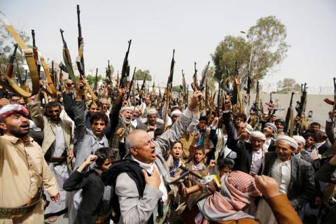 Tribesmen loyal to the Houthi movement raise their weapons as they gather to show support to the movement in Sanaa, Yemen, May 26, 2016. PHOTO BY REUTERS/Khaled Abdullah