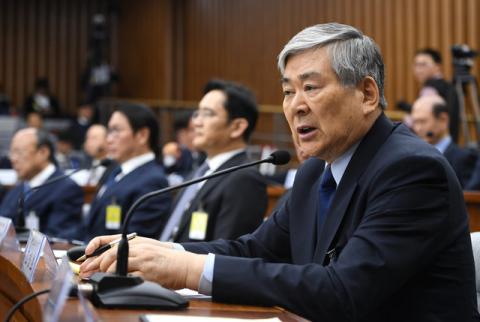 Hanjin Group chairman Cho Yang-ho (R) answers a question during a parliamentary probe into a scandal engulfing President Park Geun-Hye at the National Assembly in Seoul, December 6, 2016. PHOTO BY REUTERS/Jung Yeon-Je