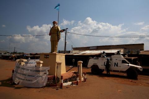 United Nations peacekeepers man an intersection by the statue of the first leader of post-independence Central African Republic, Barthelemy Boganda, at the beginning of the mostly Muslim PK 5 neighbourhood, where Pope Francis will visit, Bangui, Central African Republic, November 27, 2015. PHOTO BY REUTERS/Siegfried Modola