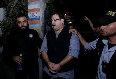 Former governor of Mexican state Veracruz Javier Duarte (C) is escorted by authorities after he was detained in a hotel in Panajachel, Guatemala, April 15, 2017. PHOTO BY REUTERS/Danilo Ramirez