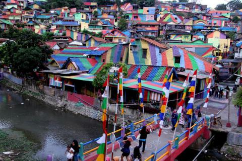 A view of colourful houses at the Kampung Pelangi village in Semarang, Indonesia, May 20, 2017. PHOTO BY REUTERS/Antara Foto/Yulius Satria Wijaya
