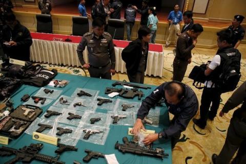 Confiscated weapons are displayed on a table during a news conference at Royal Thai Police headquarters in Bangkok, October 28, 2015. PHOTO BY REUTERS/Jorge Silva