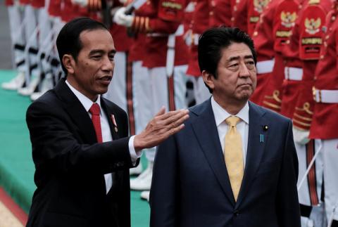 Indonesian President Joko Widodo (L) and Japanese Prime Minister Shinzo Abe inspect the honour guards during a welcoming ceremony at the Bogor Palace, West Java, Indonesia, January 15, 2017. PHOTO BY REUTERS/Beawiharta
