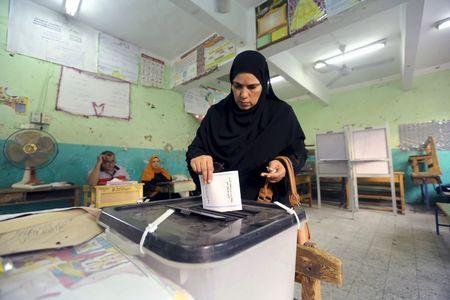 A woman casts her vote during parliamentary elections at a polling station in Giza governorate, Egypt, October 19, 2015. PHOTO BY REUTERS/Mohamed Abd El Ghany