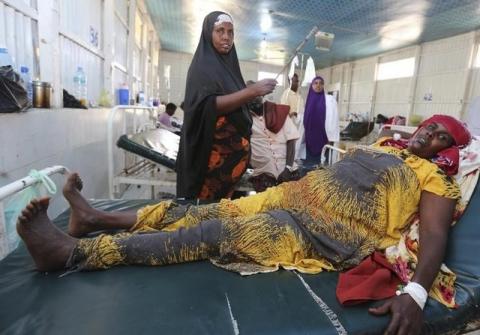 A woman recovers from effects of drinking contaminated water from a well, at a hospital in Yaqshid district in Somalia's capital Mogadishu December 13, 2014. PHOTO BY REUTERS/Feisal Omar