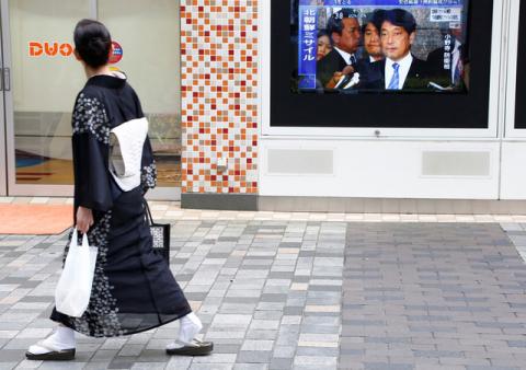 A woman in Kimono watches a TV set showing Japan's Defense Minister Itsunori Onodera in a news report about North Korea's missile launch in Tokyo, Japan, August 29, 2017. PHOTO BY REUTERS/Kim Kyung-Hoon