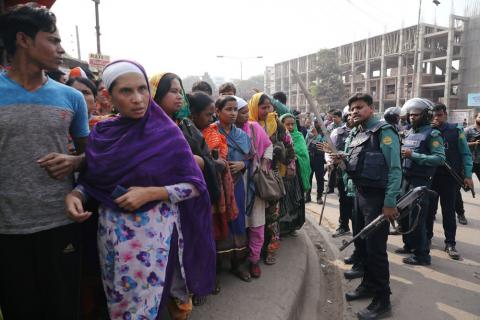 Police officers tell the garment workers who protest for higher wages to go to their workplace in Dhaka, Bangladesh, January 12, 2019. PHOTO BY REUTERS/Mohammad Ponir Hossain