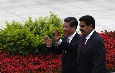 Venezuela's President Nicolas Maduro (R) and Chinese President Xi Jinping respond to children waving the national flags from both countries at a welcoming ceremony outside the Great Hall of the People in Beijing, September 22, 2013. PHOTO BY REUTERS/Kim Kyung-Hoon