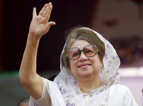 Bangladesh Nationalist Party (BNP) Chairperson Begum Khaleda Zia waves to activists as she arrives for a rally in Dhaka in this file picture taken January 20, 2014. PHOTO BY REUTERS/Andrew Biraj