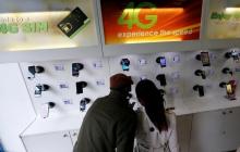 Customers look at 4G enabled handsets as they wait to be served inside a mobile phone care centre operated by Kenyan's telecom operator Safaricom in the central business district of Kenya's capital Nairobi, May 11, 2016. PHOTO BY REUTERS/Thomas Mukoya