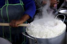Lindi Sehlabela prepares "pap", a traditional porridge made from mielie-meal (ground maize), for her customers in her makeshift shop in Sandton, January 20, 2016. PHOTO BY REUTERS/Siphiwe Sibeko