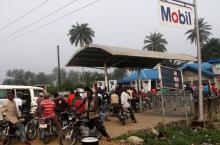 Motorists queue to buy petrol at a fuel station in Ahaoda in Nigeria's oil state in the Delta region, December 6, 2012. PHOTO BY REUTERS/Akintunde Akinleye