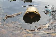 Crude oil flows at the banks of a river, after a Shell pipeline leaked, in the Oloma community in Nigeria's delta region November 27, 2014. REUTERS/Tife Owolabi