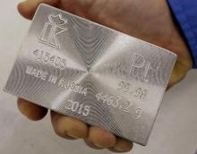 An employee holds a marked ingot of 99.98 percent pure platinum at the Krastsvetmet Krasnoyarsk non-ferrous metals plant in the Siberian city of Krasnoyarsk, Russia, June 5, 2015. PHOTO BY REUTERS/Ilya Naymushin