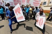 Kenyan taxi drivers signed up to ride-hailing service Uber chant slogans and dance along the streets during a strike after the company slashed prices in the face of growing competition from similar local firms in Kenya's capital Nairobi, August 2, 2016. PHOTO BY REUTERS/Thomas Mukoya