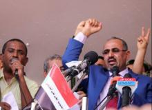 Dismissed governor of the southern Yemeni port city of Aden, Aidaroos al-Zubaidi (R), waves to supporters of the separatist Southern Movement in Aden, Yemen, May 4, 2017. PHOTO BY REUTERS/Fawaz Salman