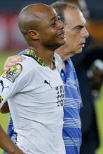 Ghana's Andre Ayew (L) is comforted by coach Avram Grant after the team's defeat to Ivory Coast in the final of the 2015 African Cup of Nations soccer tournament in Bata, February 8, 2015. PHOTO BY REUTERS/Mike Hutchings