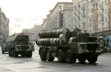 Russian S-300 anti-missile rocket system move along a central street during a rehearsal for a military parade in Moscow, May 4, 2009. PHOTO BY REUTERS/Alexander Natruskin