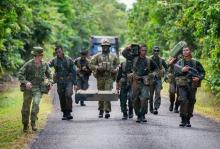 Australian Army soldiers Major General Stuart Smith (L) and Sergeant Francis Jakis (C) run with Indonesian Army soldiers during the Junior Officer Combat Instructor Training course conducted by the Australian Army's Combat Training Centre in Tully, Australia, October 10, 2014. PHOTO BY REUTERS/Australian Defence Force