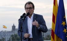 Catalonia's President and Catalan Democratic Convergence party (CDC) leader Artur Mas speaks after Catalonian political and civil leaders pose during the presentation of an agreement for an independent Catalonia in Barcelona, Spain, July 20, 2015. PHOTO BY REUTERS/Gustau Nacarino