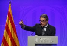 Catalan acting President Artur Mas gestures during a news conference at Palau de la Generalitat in Barcelona, Spain, January 5, 2016. PHOTO BY REUTERS/Albert Gea