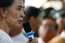 Myanmar State Counselor Aung San Suu Kyi gives a memorial speech for Aung Shwe, former chairman of National League for Democracy (NLD) party, during his funeral in Yangon, Myanmar August 17, 2017. PHOTO BY RETUERS/Soe Zeya Tun