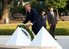 U.S. President Barack Obama lays a wreath at a cenotaph at Hiroshima Peace Memorial Park in Hiroshima, Japan, May 27, 2016. PHOTO BY REUTERS/Toru Hanai