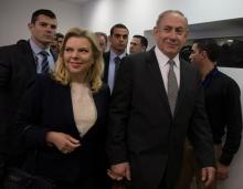 Israeli Prime Minister Benjamin Netanyahu (2ndR) and his wife Sara arrive at a courtroom to testify in a libel lawsuit they filed against an Israeli journalist, at the Magistrate Court in Tel Aviv, Israel, March 14, 2017. PHOTO BY REUTERS/Heidi Levine