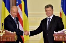 Ukrainian President Petro Poroshenko (R) shakes hands with U.S. Vice President Joe Biden after delivering a statement on the results of their talks in Kiev, in this December 7, 2015 file photo. PHOTO BY REUTERS/Sergei Supinski