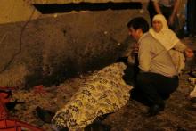 A man and a woman mourn next to a body of one the victims of a blast targeting a wedding ceremony in the southern Turkish city of Gaziantep, Turkey, August 20, 2016.PHPOTO BY REUTERS/Ihlas News Agency