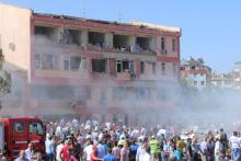 People rush to the blast scene after a car bomb attack on a police station in the eastern Turkish city of Elazig, Turkey, August 18, 2016. PHOTO BY REUTERS/Kamilcan Kilic