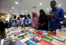 People browse through books during the third annual book fair in Mogadishu, Somalia, September 14, 2017. PHOTO BY REUTERS/Feisal Omar