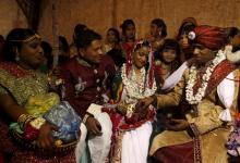 A bride and groom couple go through a ritual during a mass marriage ceremony in Karachi, Pakistan, January 24, 2016. PHOTO BY REUTERS/Akhtar Soomro
