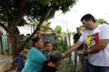 The opposition Democratic Unity coalition candidate for Barinas state Freddy Superlano (C) talks with residents of a slum while campaigning on the outskirts of Barinas, Venezuela, October 3, 2017. PHOTO BY  REUTERS/Ricardo Moraes