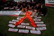 People light candles to mark World AIDS day in Quezon city, Metro Manila, Philippines, December 1, 2016. PHOTO BY REUTERS/Czar Dancel