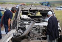 People look at a damaged car at the site of last night's explosion near the Kurdish-dominated southeastern city of Diyarbakir, Turkey, May 13, 2016. PHOTO BY REUTERS/Sertac Kayar